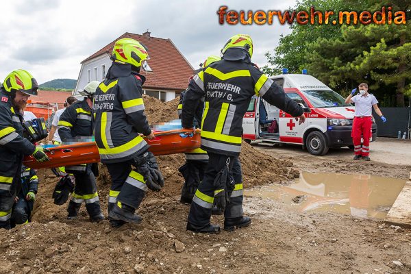 Feuerwehr unterstützt den Rettungsdienst nach einem Bauunfall