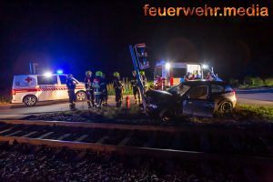 Vermutlich eingeklemmte Person nach Unfall beim Bahnübergang