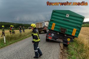 Anhänger nach Ausweichmanöver in gefährlicher Schräglage