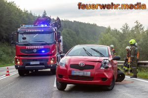 Fahrzeuglenkerin prallt mit ihrem Pkw gegen eine Leitschiene