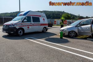 Traktor und Pkw kollidieren auf der L100 miteinander