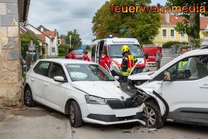 Kollision von zwei Fahrzeugen auf der Hauptstraße in Walkersdorf