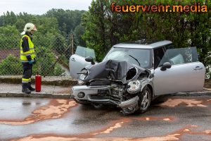 Fahrzeug prallt in Hollenburg gegen ein Gebäude