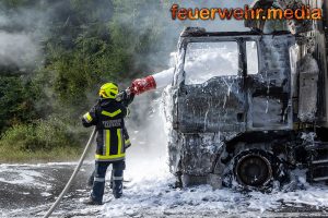 Sattelzugfahrzeug nach technischen Defekt komplett ausgebrannt