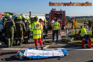 Ein schwerverletzter bei Kollision zwischen Lkw und Pkw