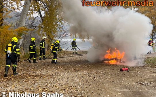 Fahrzeugbrand auf der B33 bei Hundsheim