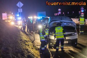 Kleinbus prallt auf der B37 gegen die Betonleitwand