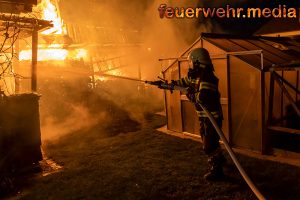 Holzschuppen in Vollbrand – Brand droht überzugreifen