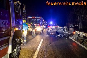 Menschenrettung nach Fahrzeugüberschlag auf der B37