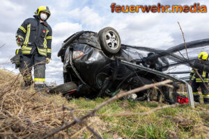 Mehrfacher Fahrzeugüberschlag von der B35 in einen Weingarten