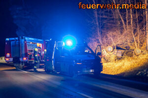 Fahrzeugüberschlag auf der L73 – Pkw liegt am Dach im Unterholz