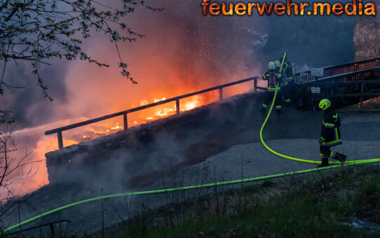 Weithin sichtbarer Brand bei der Burgruine Senftenberg