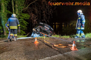 Sportwagen hängt auf der Böschung zur Donau