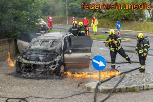 Hartnäckiger Fahrzeugbrand mit Pulverlöscher gelöscht