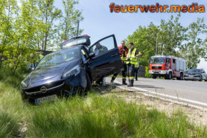 Pkw kommt im Kreisverkehr von der Fahrbahn ab