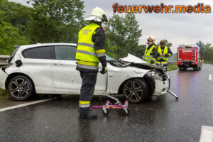 Pkw schleudert im strömenden Regen gegen die Mittelleitschiene