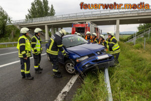 Fahrzeug hängt auf der Leitschiene