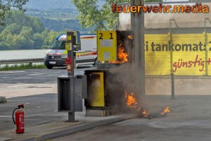 Brennende Zapfsäule auf einer Tankstelle in Förthof