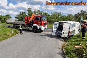 Lieferwagen rutscht in einen Wassergraben