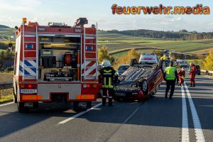 Fahrzeug schlittert am Dach liegend über die B37