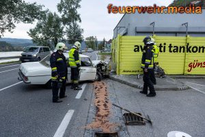 Oldtimer prallt gegen ein Gebäude