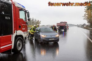 Elektrofahrzeug verunfallt im strömenden Regen auf der B37