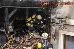 Schnelles Eingreifen der Feuerwehr verhindert Brandübergriff auf ein Wohnhaus
