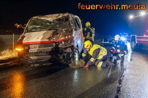 Kleinbus landet auf der B37 im Straßengraben