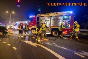 Kind nach Unfall in einem Pkw eingeschlossen