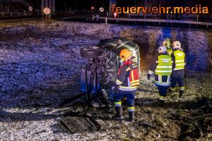 Fahrzeug liegt auf der Seite im Straßengraben