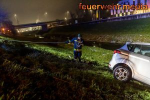 Pkw verirrt sich auf Radweg und rutscht zur Krems ab