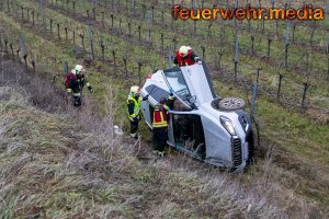 Fahrzeuglenkerin harrt stundenlang im Unfallfahrzeug aus bis sie gefunden wird