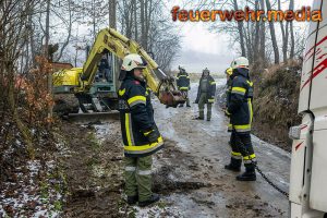 Lkw kommt auf spiegelglatter Straße ins Rutschen