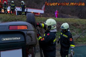 Pkw stürzt über eine Böschung und landet am Dach