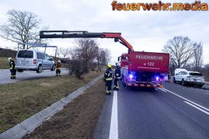 Vier Fahrzeugbergungen bei zwei Unfällen durch die Feuerwehr Langenlois