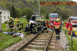 Pkw-Lenker übersieht eine Triebwagengarnitur