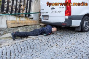 Transporter steckt auf Stiegen fest