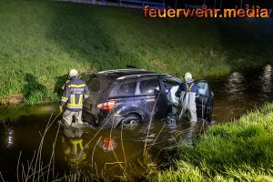 Auf der Flucht vor der Polizei mit Pkw im Kremsfluss gelandet