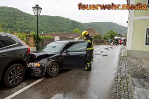 Pkw prallt in Unterloiben gegen eine Gartenmauer und einem Pkw