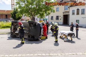 Pkw liegt nach Unfall auf der Fahrerseite – Lenker eingeschlossen