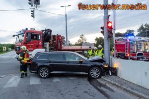 Pkw prallt gegen einen Masten einer Ampelanlage