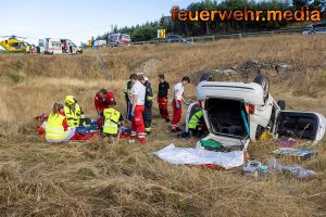 Kleinwagen kommt von der B37 ab und überschlägt sich in ein Rückhaltebecken