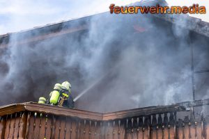 Dachstuhlbrand bei tropischen Temperaturen fordert die Feuerwehr