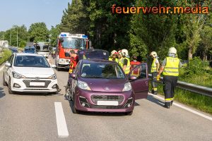 Zweifache Fahrzeugbergung nach Unfall auf der B33