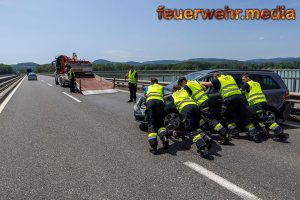 Seitliche Kollision zwischen Lkw und Pkw auf der Donaubrücke