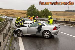 Sportwagen kommt auf der B37 ins Schleudern und prallt in den Gegenverkehr