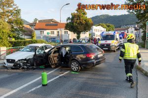 Pkws kollidieren auf der Höbenbachbrücke in Paudorf