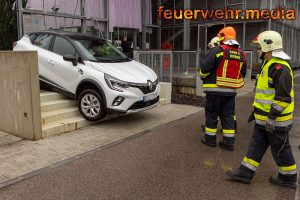 Fahrzeug rutscht im Regen über eine Stiege