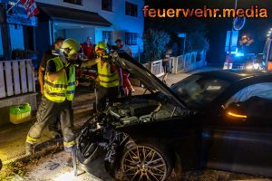 Alkolenker prallt mit hoher Geschwindigkeit gegen einen Baum