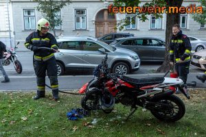Passanten löschen brennendes Moped